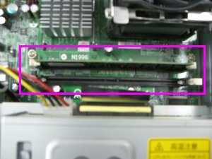 メモリの差し込み口